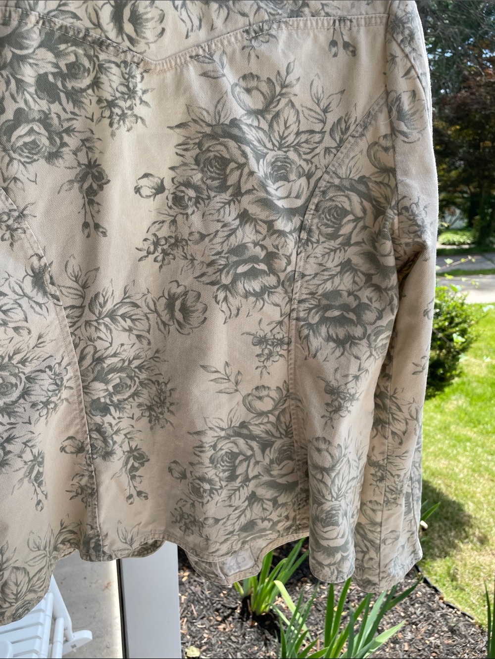 Adorable light Glory Cream Floral Jacket. Great with jeans or dress - Picture 5 of 13